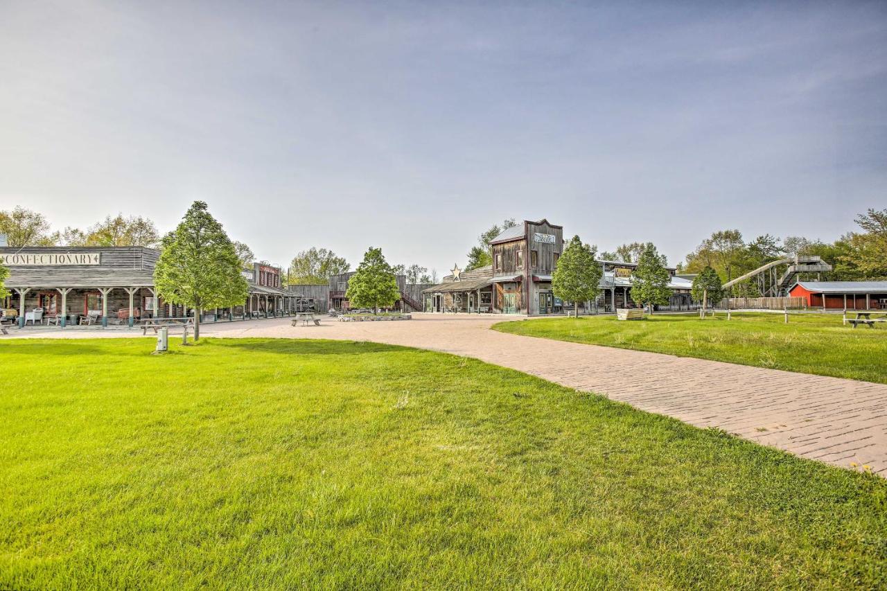 Resort Cabin With Fire Pit Golf, Hike And Play! Rothbury 외부 사진
